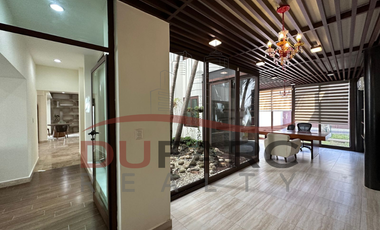 Residencia de  1,030 m2 ,  5 Recamaras  + 1 Estudio