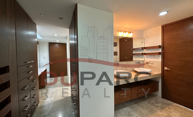 Residencia de  1,030 m2 ,  5 Recamaras  + 1 Estudio