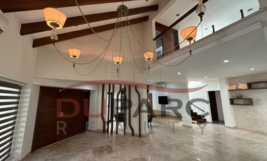 Residencia de  1,030 m2 ,  5 Recamaras  + 1 Estudio