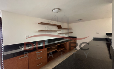 Residencia de  1,030 m2 ,  5 Recamaras  + 1 Estudio