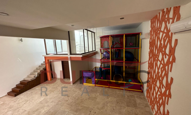 Residencia de  1,030 m2 ,  5 Recamaras  + 1 Estudio