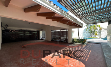 Residencia de  1,030 m2 ,  5 Recamaras  + 1 Estudio