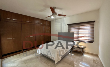 Residencia de  1,030 m2 ,  5 Recamaras  + 1 Estudio