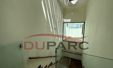 Residencia de  1,030 m2 ,  5 Recamaras  + 1 Estudio