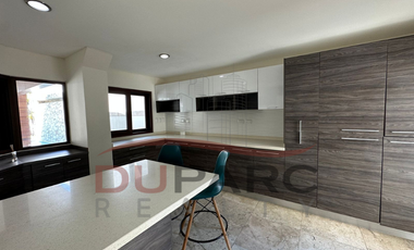 Residencia de  1,030 m2 ,  5 Recamaras  + 1 Estudio