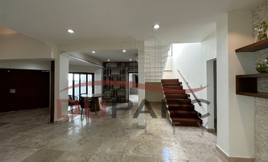 Residencia de  1,030 m2 ,  5 Recamaras  + 1 Estudio