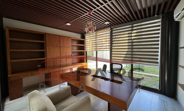 Residencia de  1,030 m2 ,  5 Recamaras  + 1 Estudio