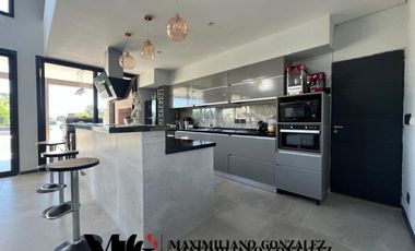 Casa en venta, 10 ambientes. Terralagos, Canning.