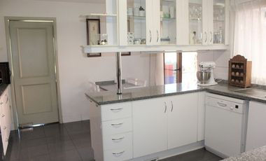 PRECIOSA CASA EN VENTA 5 DORM PIEDRA ROJA CHICUREO COLINA