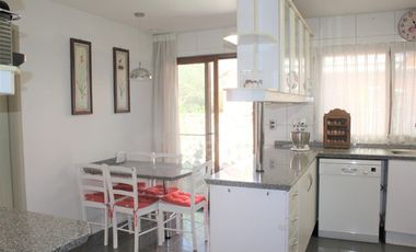 PRECIOSA CASA EN VENTA 5 DORM PIEDRA ROJA CHICUREO COLINA