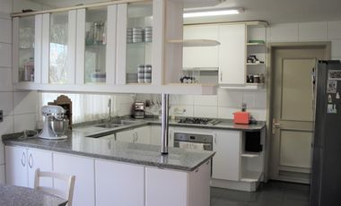 PRECIOSA CASA EN VENTA 5 DORM PIEDRA ROJA CHICUREO COLINA