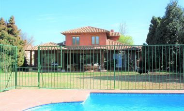 PRECIOSA CASA EN VENTA 5 DORM PIEDRA ROJA CHICUREO COLINA