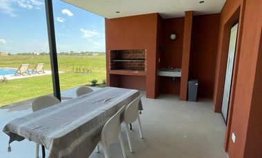 Casa en venta - 3 Dormitorios 3 Baños - San Miguel del Monte
