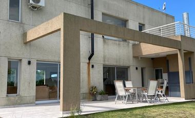 Casa en venta - 3 Dormitorios 3 Baños - San Miguel del Monte