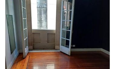 Venta departamento cinco ambientes en Microcentro