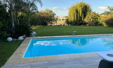 Casa Venta 3 dormitorios 3 baños - Barrio Santo Domingo, Presidente Peron