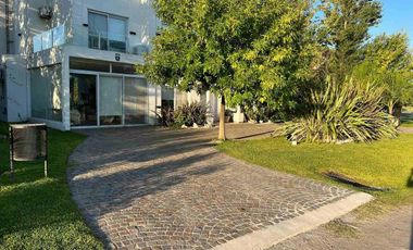 Casa Venta 3 dormitorios 3 baños - Barrio Santo Domingo, Presidente Peron