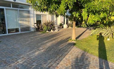 Casa Venta 3 dormitorios 3 baños - Barrio Santo Domingo, Presidente Peron