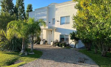 Casa Venta 3 dormitorios 3 baños - Barrio Santo Domingo, Presidente Peron