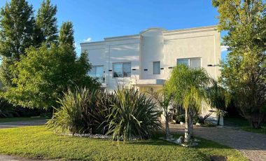 Casa Venta 3 dormitorios 3 baños - Barrio Santo Domingo, Presidente Peron
