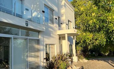 Casa Venta 3 dormitorios 3 baños - Barrio Santo Domingo, Presidente Peron