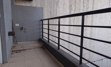 Flores Monoambiente. Contrafrente con balcon.