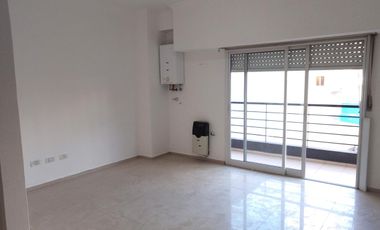Flores Monoambiente. Contrafrente con balcon.