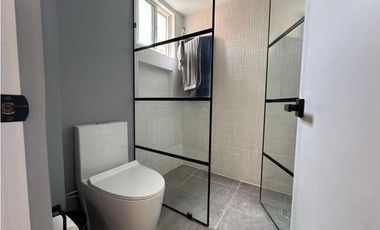 HERMOSO APARTAMENTO REMODELADO CERCA A LA AV DEL POBLADO Y PROVENZA