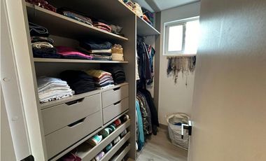 HERMOSO APARTAMENTO REMODELADO CERCA A LA AV DEL POBLADO Y PROVENZA