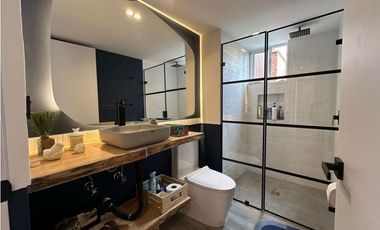 HERMOSO APARTAMENTO REMODELADO CERCA A LA AV DEL POBLADO Y PROVENZA