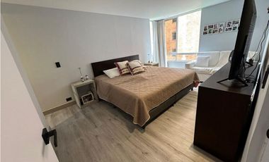 HERMOSO APARTAMENTO REMODELADO CERCA A LA AV DEL POBLADO Y PROVENZA