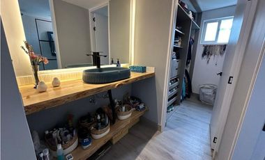 HERMOSO APARTAMENTO REMODELADO CERCA A LA AV DEL POBLADO Y PROVENZA