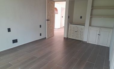 Renta casa en condominio con deck techado y jardín