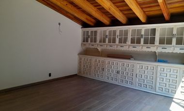 Renta casa en condominio con deck techado y jardín