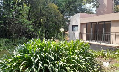 Renta casa en condominio con deck techado y jardín
