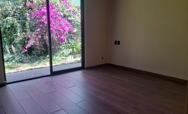 Renta casa en condominio con deck techado y jardín