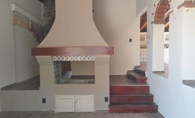 Renta casa en condominio con deck techado y jardín