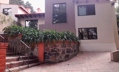 Renta casa en condominio con deck techado y jardín