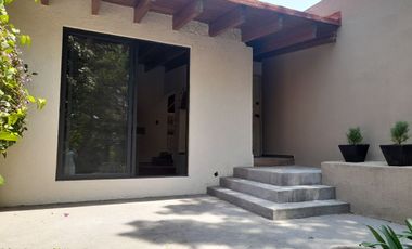 Renta casa en condominio con deck techado y jardín