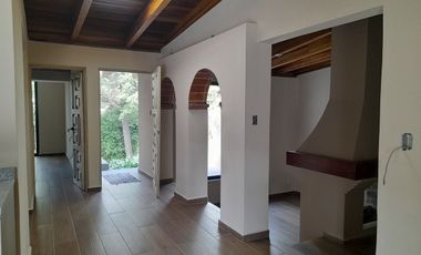 Renta casa en condominio con deck techado y jardín