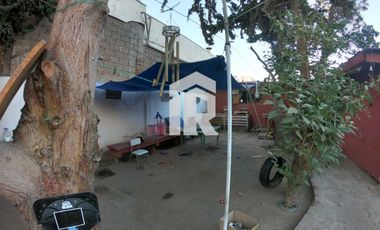 Venta Terreno con 2 locales comerciales.