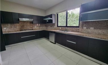 APARTAMENTO EN GARDENS. CON HERMOSA VISTA