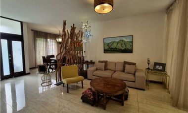 HERMOSA CASA CON AMPLIO JARDIN