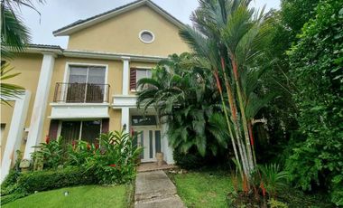 HERMOSA CASA CON AMPLIO JARDIN