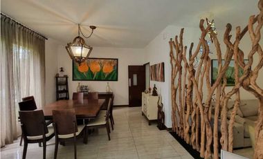 HERMOSA CASA CON AMPLIO JARDIN