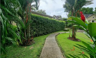 HERMOSA CASA CON AMPLIO JARDIN