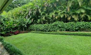 HERMOSA CASA CON AMPLIO JARDIN