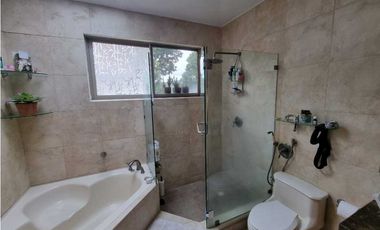 HERMOSA CASA CON AMPLIO JARDIN