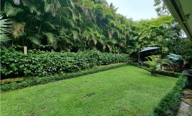 HERMOSA CASA CON AMPLIO JARDIN