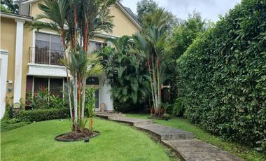HERMOSA CASA CON AMPLIO JARDIN